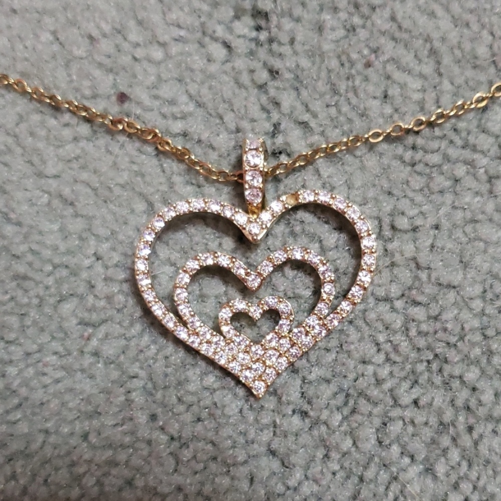 EUC Heart crystal pendant w/chain